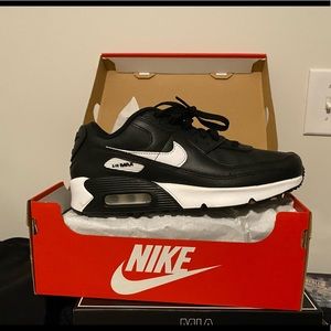 LIKE NEW Black and White Nike Air Max 90 (Big Kids)